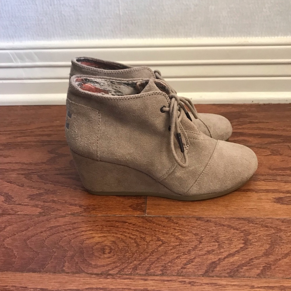 Tom’s Lace-Up Wedges